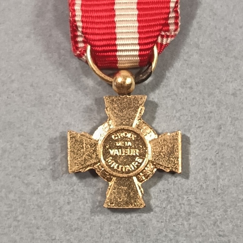 FRANCE REDUCTION DE LA MEDAILLE OU CROIX DE LA VALEUR MILITAIRE AVEC 2 ETOILES POUR CITATIONS